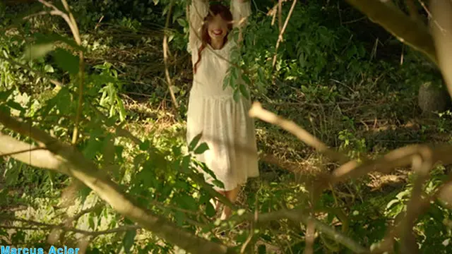 Il la regarde dans la foret et ils font l amour contre un arbre  Voyeur et exhibitionniste