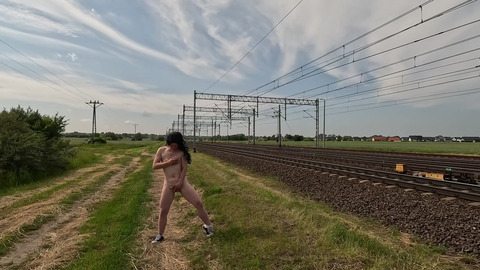 Cała nago publicznie masuje cipkę, nawet pociąg zwolnił, żeby popatrzeć   