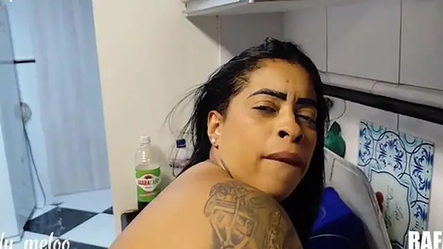 Marcelly Melo &mdash;  minha empregada sexy e quente &mdash;  explora corpo e desejo