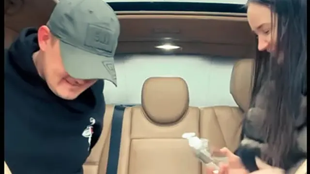 Тати Жо угощает попутчика и показыва&#