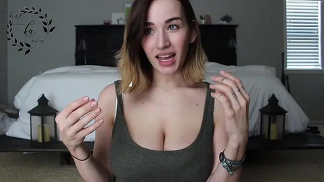 Big tit girlfriend demands facial