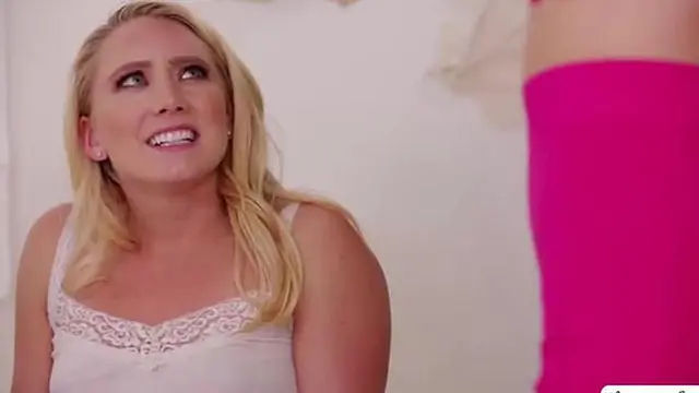 Sexy AJ Applegate juices while Milf Mona Wales enjoys