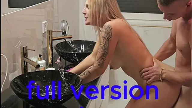 Wyruchał mnie tuż przed pracą i zalał mi cycki