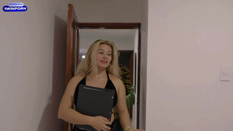 Real estate saleswoman convinces me with her pussy to finalize my purchase