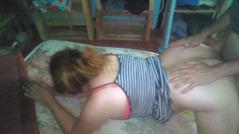 Le agarro las nalgas y me la cogi de perrito con su vestido a rallas