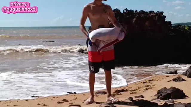 Nudismo na praia do Brasil &mdash;  com pau rosa e gostoso