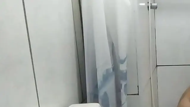 Peguei meu marido batendo uma no chuveiro e fiz ele me foder gostos