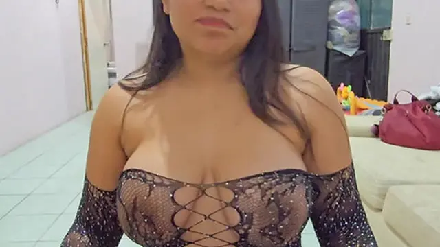 El casero viene a cobrar la renta y no tengo el dinero así que me termina follando hasta venirse