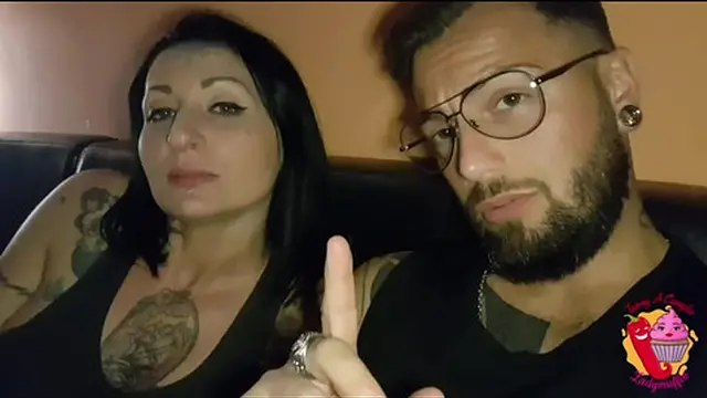 Due amanti maiali danno lezione di squirting