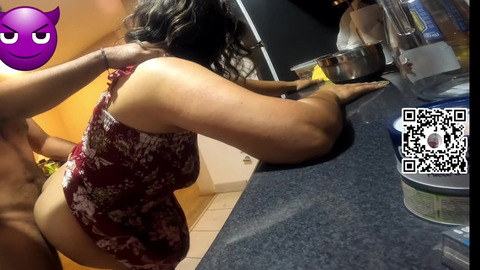 ????????LA MAMA DE MI NOVIA ESTA EN LA COCINA ????LE LEVANTO EL VESTIDO ???????? LE METO MI VERGA COMO GRITA????