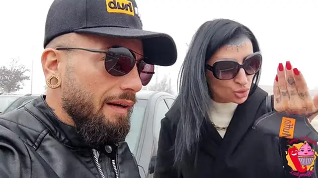 Lady Muffin and Tommy A Canaglia unwrap holiday gifts 2021