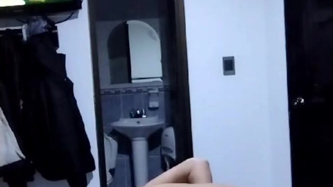 Vecino llega a comerme y castigarme mientras llega mi familia