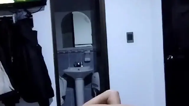 Vecino llega a comerme y castigarme mientras llega mi 