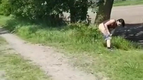 milf faì la pipi' in un parco