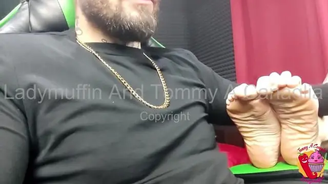 Lei si prova le scarpe