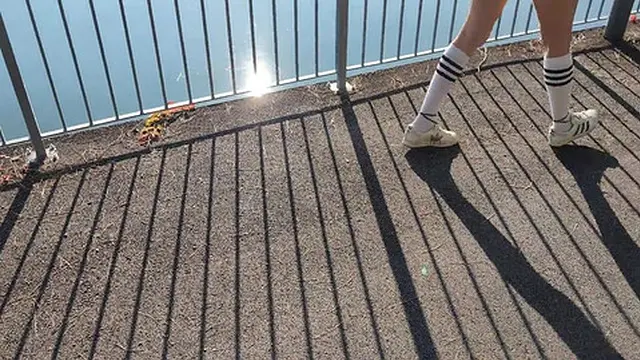 AMATEUR ITALIAN OUTDOOR SQUIRT - Professoressa beccata mentre squirta all′aperto (dialoghi italiani) (Lena Paul)