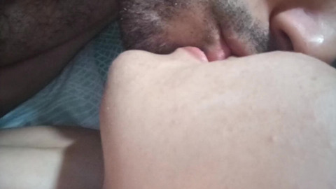 chupando y mordiendo los pezones grandes, duros y lactantes de mi esposa