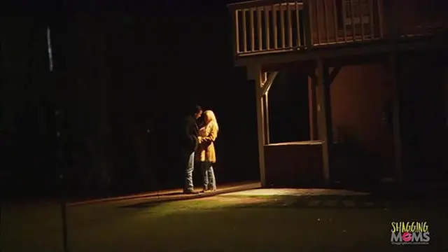 Outdoor morning fuck keeps the MILF fit while she rides and kisses a cock🌭