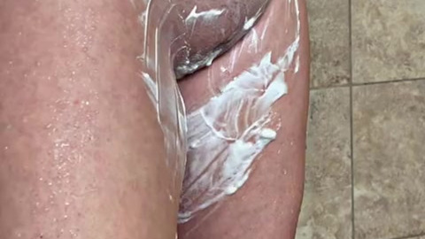 Gorgeous MILF shaves her hairy pussy for the 1st time in over a year!perfect pussy