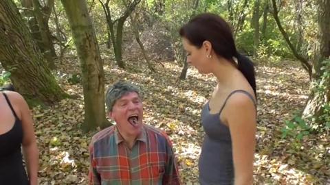 Ma femme dominant fait gargouiller du salive sur mon visage en éponge
