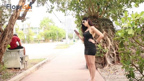 Trailer Anna Cummings waits for a friend when two attractive黑人 guys stroll by