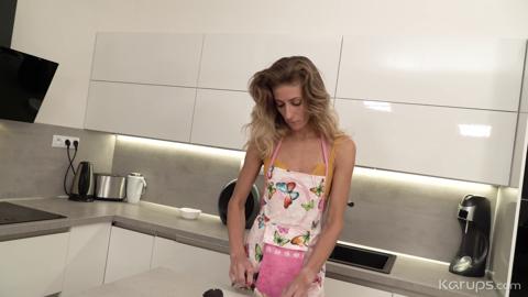 Blonde cougar gets pounded on kitchen counter, her tight ass🍑 begging for more