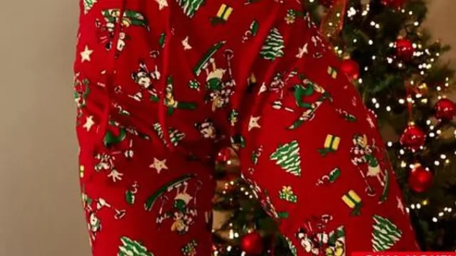 milf′s Naughty😈 Christmas Creampie Under Tree &mdash;  Hot Pussy✌ Sucked Inside (Gina Monelli)